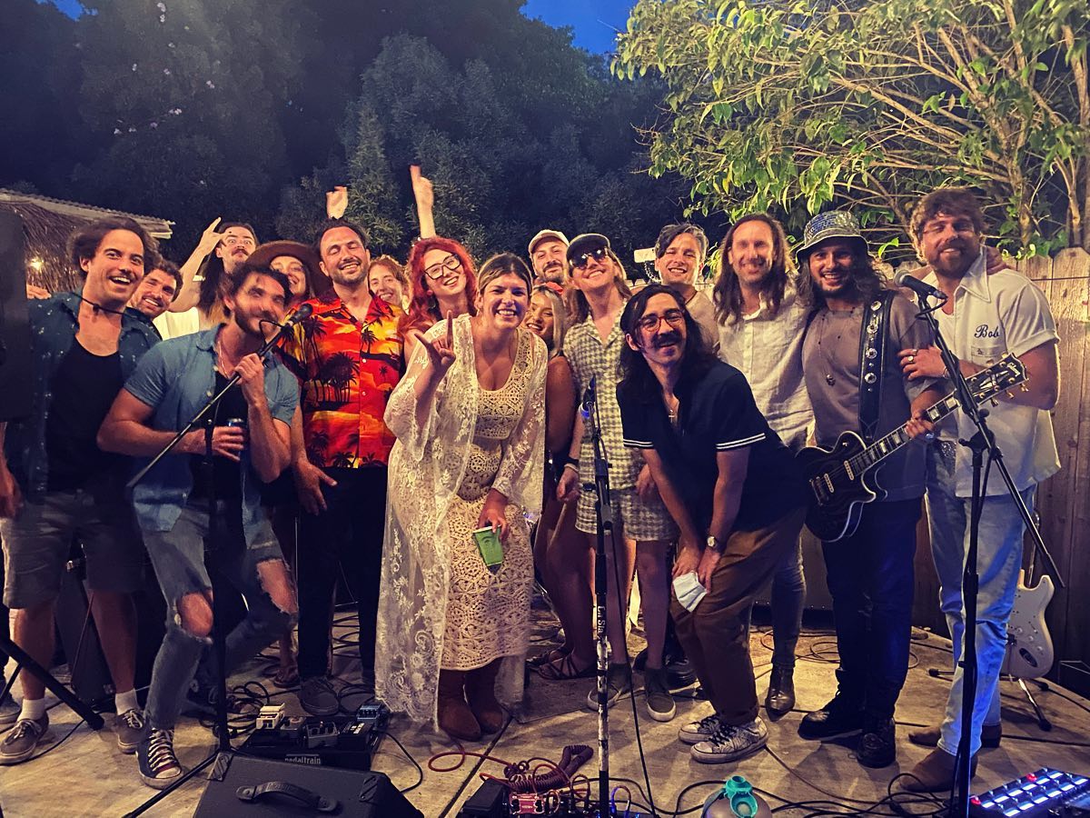 A big group photo of friends reunited at Patiyochella
